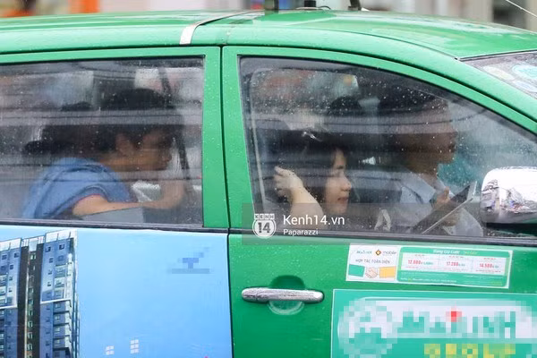 Công Phượng thay trang phục khác trở ra cùng Hòa Minzy và một người bạn nữa. Họ bắt taxi và di chuyển đến một ngôi nhà ở quận Bình Thạnh.