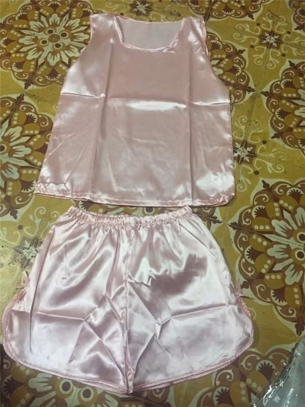 Nhưng suy đi tính lại, việc mua đồ online cũng mang đến nhiều "hiểm họa" đầu tiên là việc mua phải hàng không ưng ý, tiếp đó là việc có mặc vừa hay không.