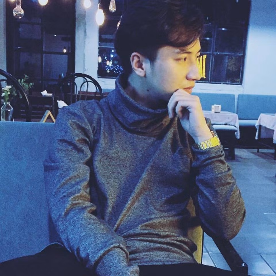 So sánh giữa ảnh trên trang cá nhân và trong clip, phần lớn bạn trẻ cho rằng đây chính là chàng trai nổi tiếng nhờ vẻ đẹp khi ăn thịt xiên mà mọi người đang tìm kiếm. Ngay lập tức, nhiều chị em hội fan cuồng trai đẹp đã liên tục gửi yêu cầu kết bạn Facebook của Ngọc Giao.