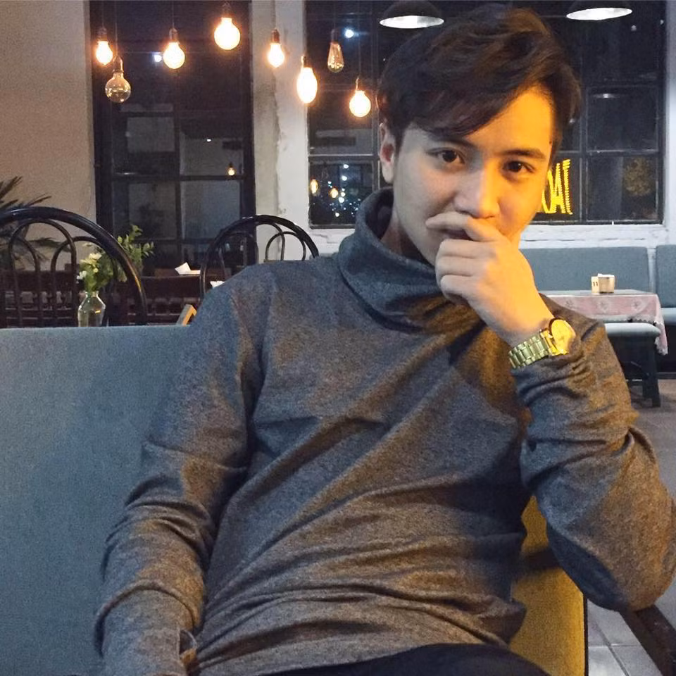 Sau một hồi tìm kiếm, cuối cùng dân mạng đã biết anh chàng ăn thịt xiên thôi cũng đẹp trai này có tên Trần Ngọc Giao (19 tuổi) đến từ Nghệ An và hiện đang là sinh viên của trường Đại học Luật Hà Nội. Đoạn clip khiến anh chàng xứ Nghệ này bất ngờ nổi tiếng được quay khi anh còn đang theo học tại trường THPT Chuyên - Đại học Vinh.