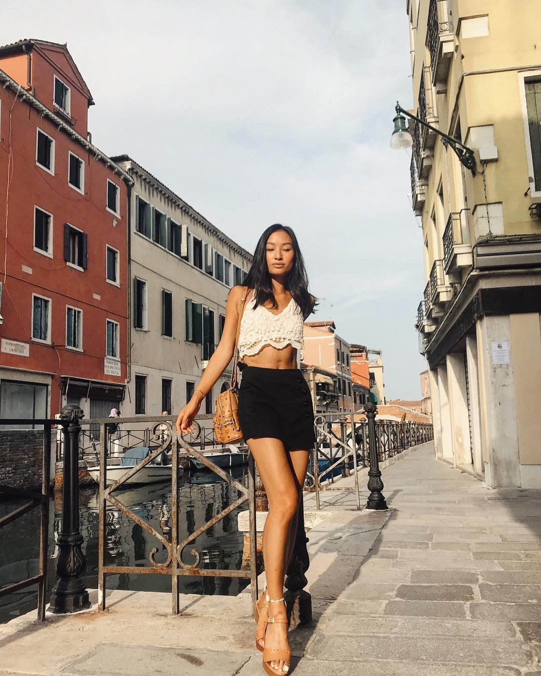 Lãng Khê còn có vóc dáng cực chuẩn và thần thái của cô nàng đúng là không đùa được đâu.