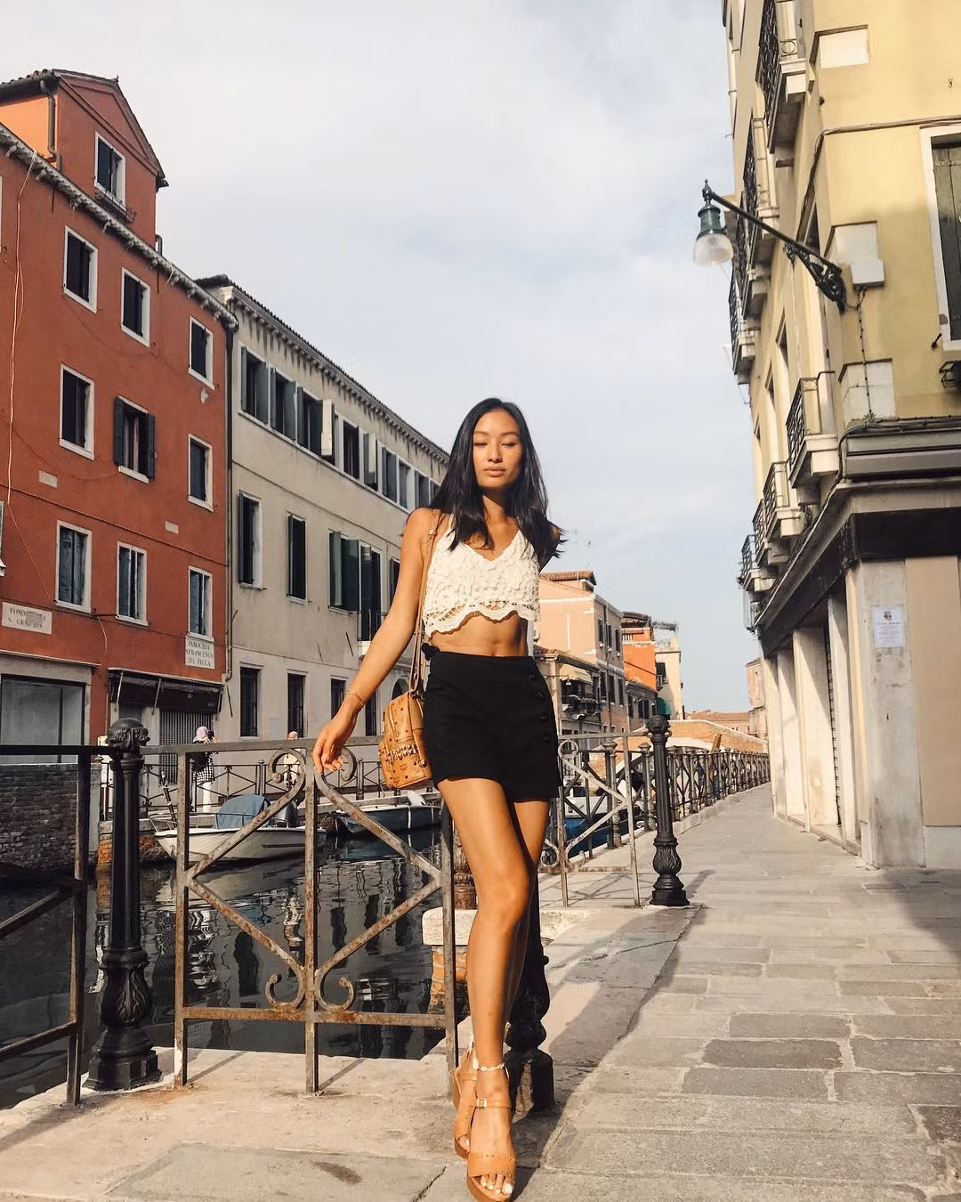 Lãng Khê còn có vóc dáng cực chuẩn và thần thái của cô nàng đúng là không đùa được đâu.