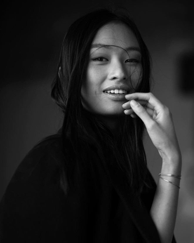 Điều ấn tượng nhất về Lãng Khê đó là nhan sắc khá lạ và cực kì "bắt hình" vì vậy, cô bạn 9X này khá hợp với vai trò diễn viên và người mẫu ảnh.