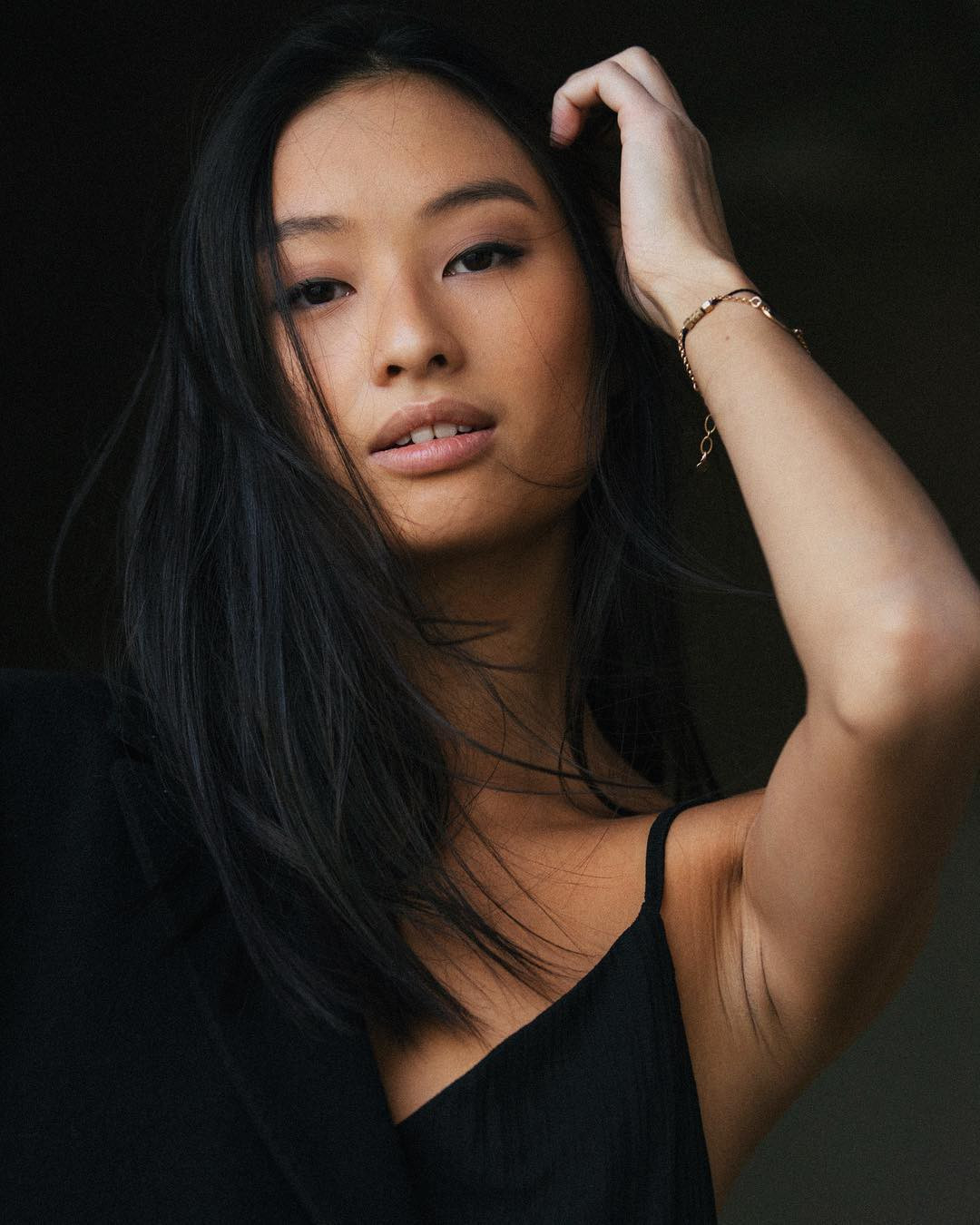 Đạo diễn Anh Hùng được coi là nhà làm phim gốc Việt thành công nhất nhì trên đấu trường điện ảnh quốc tế hiện nay với hàng loạt các tác phẩm được giới chuyên môn đánh giá cao như Mùi đu đủ xanh, Xích lô, Rừng Nauy.