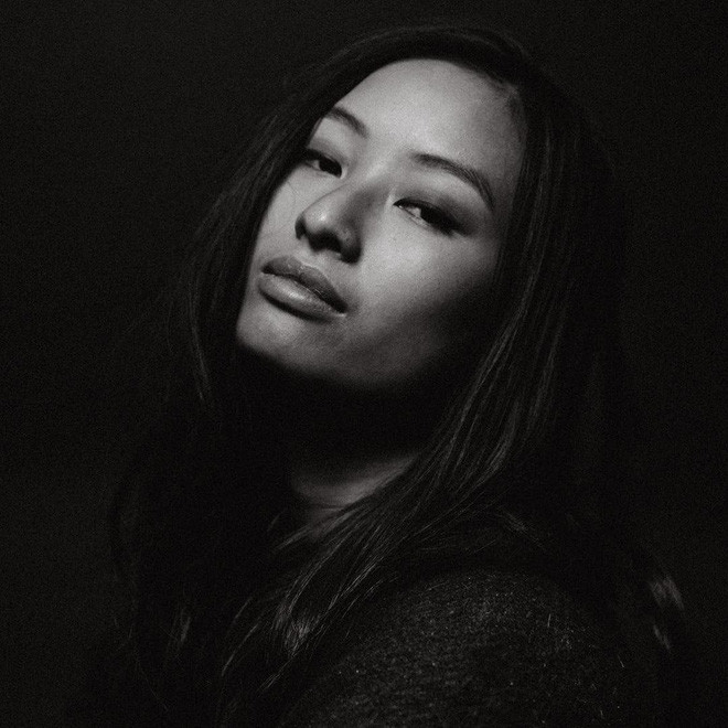 Sinh ra trong một gia đình có bề dày nghệ thuật như vậy, không khó hiểu khi chỉ mới 21 tuổi, Lãng Khê cũng đã kinh nghiệm diễn xuất.