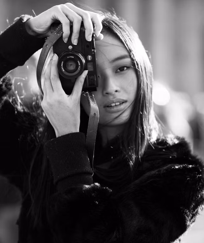 Lãng Khê theo đuổi ngành Điện ảnh và sân khấu tại một trường đại học ở Paris (Pháp). Cô nàng cũng có cơ hội góp mặt trong bộ phim Les confins du monde (Nơi tận cùng thế giới) cùng tài tử Pháp Gaspard Ulliel - Tác phẩm tham gia mục Director’s Fortnight tại LHP Cannes 2018.