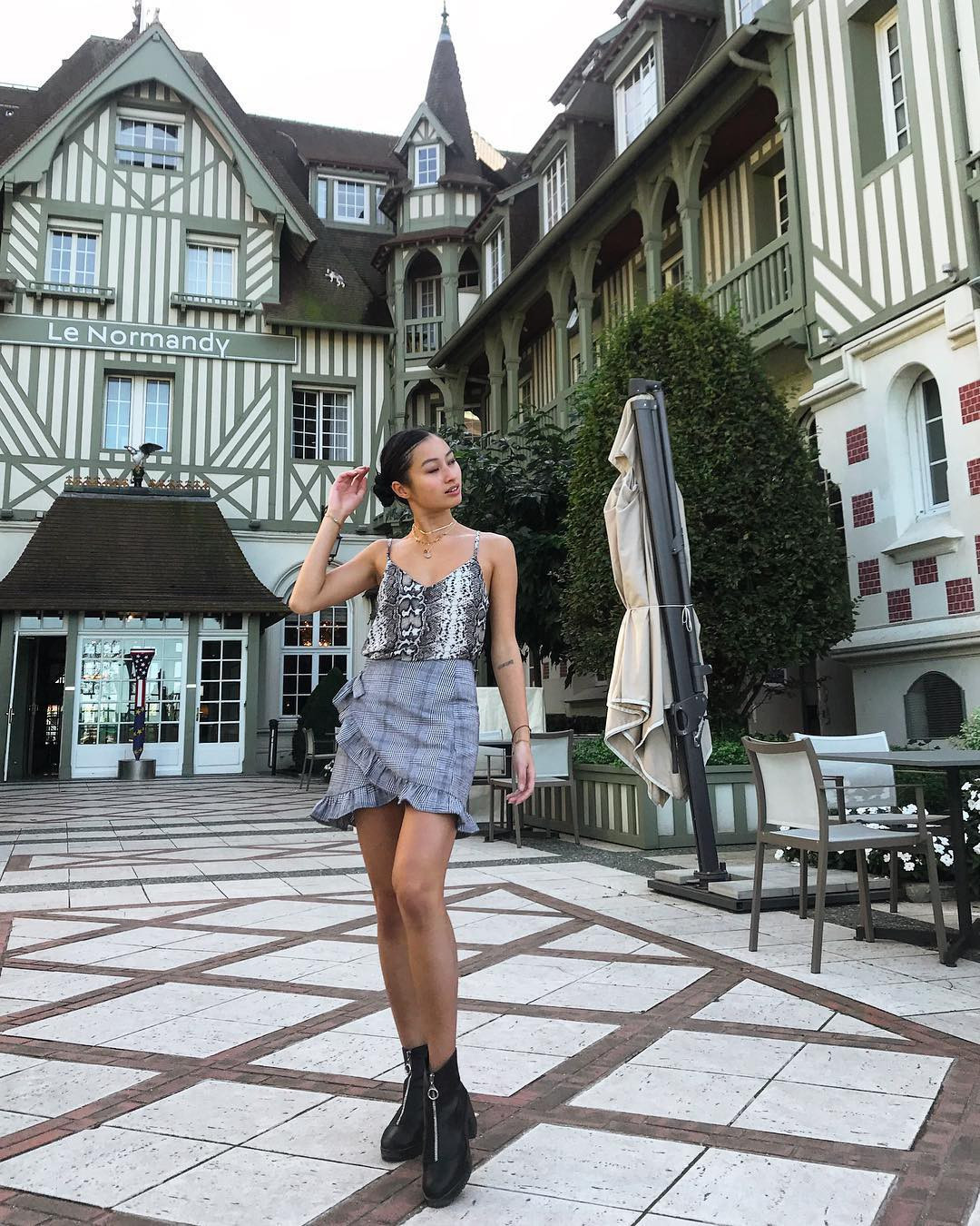 Chưa hết, dù mang dòng máu thuần Việt 100% nhưng vì ở nước ngoài từ bé nên ở Lãng Khê toát ra thứ khí chất hiện đại mà không kém phần quyến rũ đậm chất phương Tây.