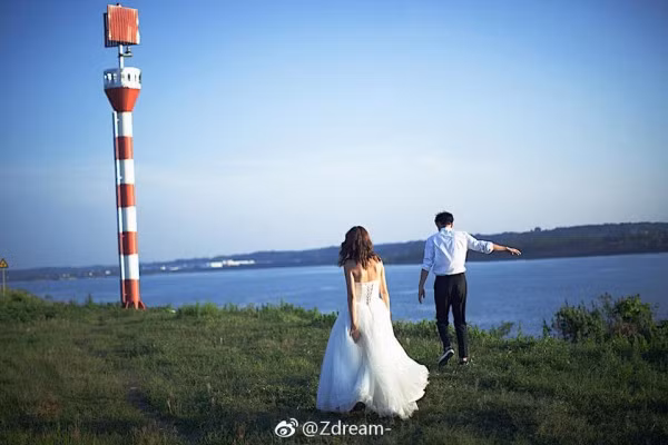 Bối cảnh đơn giản nhưng vô cùng thơ mộng với ngọn đèn hiệu trên sông và dưới chân thảm cỏ xanh ngắt.