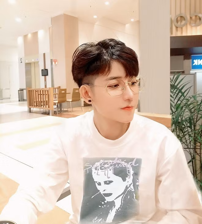 Ngay từ nhỏ, Sun Chu Min đã để tóc ngắn, yêu thích những trò chơi của con trai. Nhìn ảnh cô nàng tomboy Sài Gòn này ở hiện tại hay trong quá khứ hiếm người có thể nhận ra bất cứ một đường nét nào của con gái.