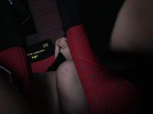 Không thiếu những hình ảnh các cặp đôi tranh thủ sự "tối mù" của phòng chiếu phim để mây mưa với nhau. Mặc dù bên cạnh có rất nhiều người.