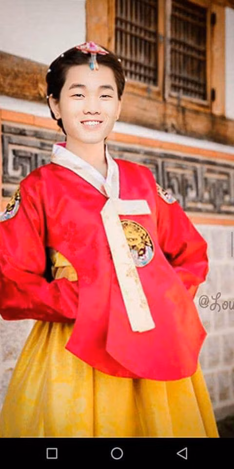 Trong trang phục Hanbook truyền thống của Hàn Quốc, các cầu thủ đội tuyển Việt Nam với vẻ đẹp nuột nà đã ngay lập tức chiếm sóng MXH.