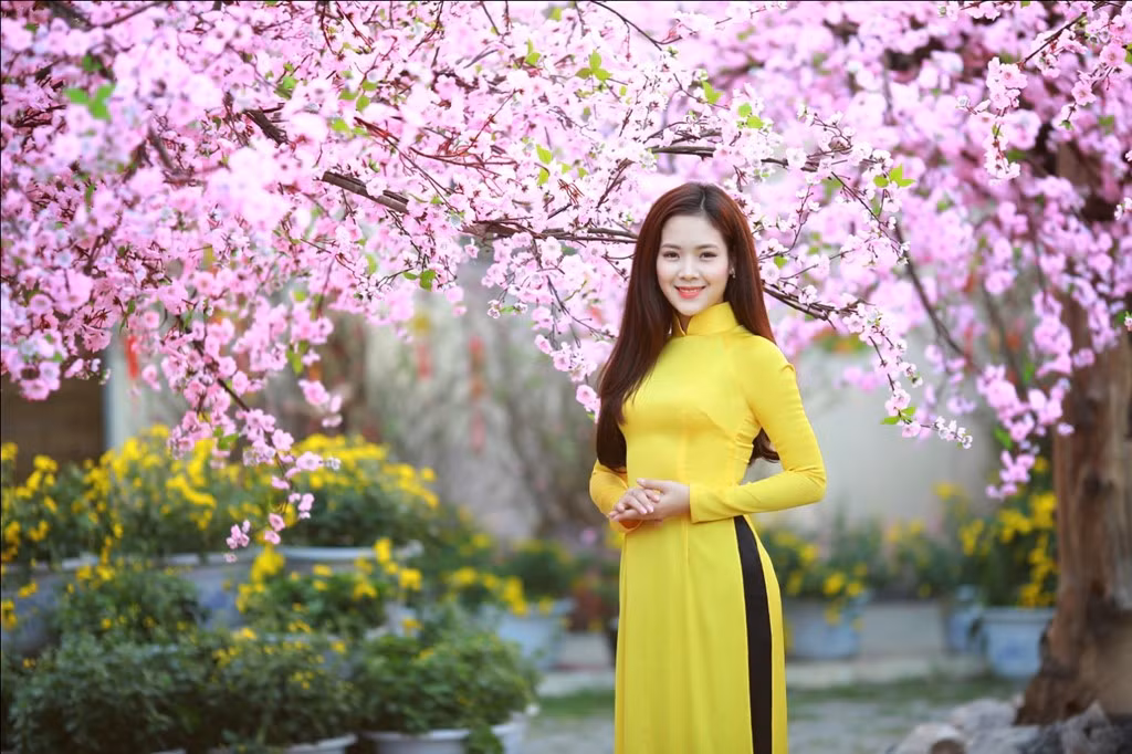 Các cô gái khoe vẻ rạng rỡ trước khung cảnh mùa xuân.