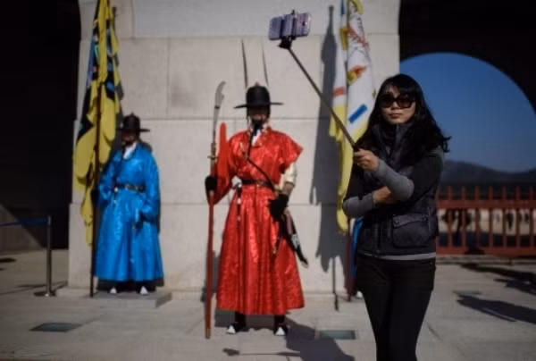 Đến với Hàn Quốc nếu bạn đưa máy ảnh ra tự sướng ở nơi công cộng và bị bắt gặp thì bạn sẽ phải đối mặt với bản án khá nghiêm khác ở quốc gia này.