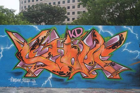 Có rất nhiều điều bạn không được làm ở Singapore như vứt rác bừa bãi, không tuân thủ luật lệ giao thông, đi vệ sinh không dội nước… và đặc biệt là không được quét sơn bừa bãi. Nếu như bạn phun sơn bừa bãi lên một chiếc ô tô, rất có thể bạn sẽ bị phạt tiền và thậm chí là phải ngồi tù.