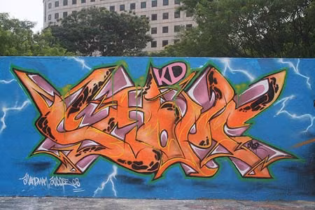 Có rất nhiều điều bạn không được làm ở Singapore như vứt rác bừa bãi, không tuân thủ luật lệ giao thông, đi vệ sinh không dội nước… và đặc biệt là không được quét sơn bừa bãi. Nếu như bạn phun sơn bừa bãi lên một chiếc ô tô, rất có thể bạn sẽ bị phạt tiền và thậm chí là phải ngồi tù.