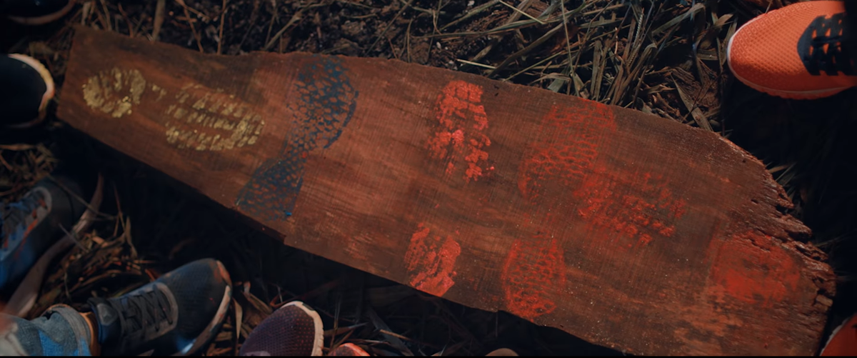 Ở cuối phim có chi tiết là sau đó các nhân vật đồng lòng cùng nhau dọn dẹp, lau chùi những vết giày mình đã để lại, như một lời nhắc về ý thức bảo vệ cảnh quan, môi trường trong suốt chuyến đi, và cũng là ngụ ý sâu xa hơn rằng khi nhận thức được những bồng bột không tốt thì người trẻ sẽ quyết tâm "làm sạch" nó.