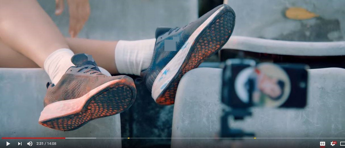 Nhiều người dùng "chữa cháy" cho thần tượng bằng những bình luận với đại ý phía cuối clip có cảnh các bạn trẻ lau những vết màu nên không đến nỗi. Nếu đạo diễn đưa những đoạn lau chùi, lồng ghép ngay sau khi chụp ảnh có lẽ phù hợp hơn