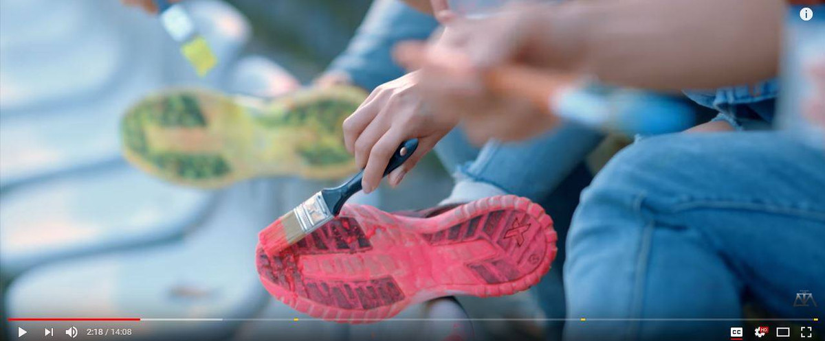 Theo thông tin mới nhận được, phía công ty giầy đã nhận trách nhiệm về thiếu sót này, và khẳng định hoàn toàn không có ý định cổ súy các bạn trẻ có những hành vi vô ý thức làm tổn hại đến môi trường sống, tổn hại đến thiên nhiên.