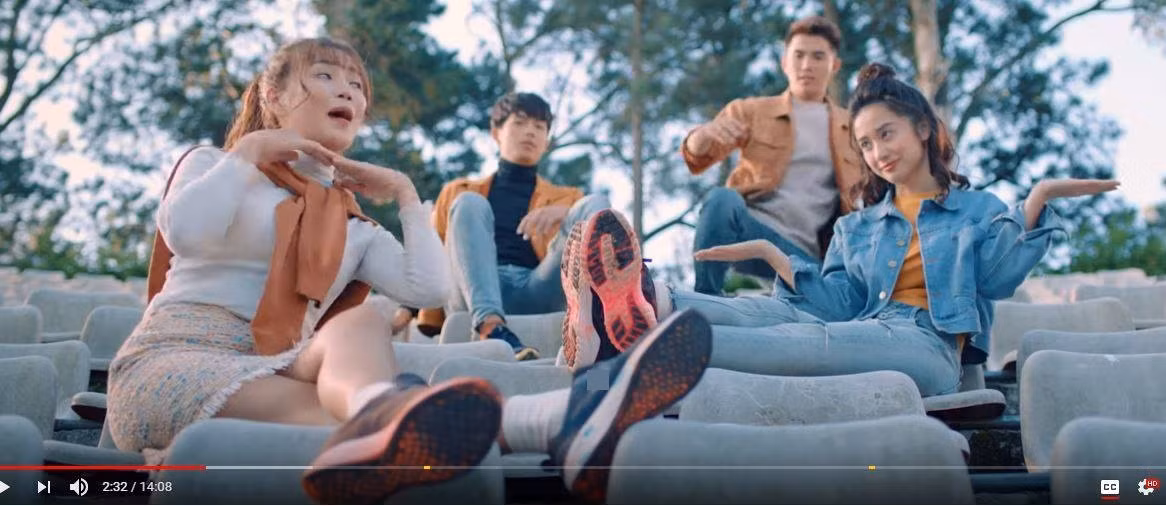 Ở cuối phim xuất hiện hình ảnh các bạn trẻ cùng nhau lau những vết sơn, tuy nhiên, phân cảnh này lại được sắp xếp sau phần credit.