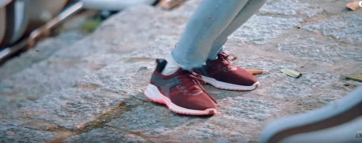 Tuy nhiên, ý kiến này lại vấp phải khá nhiều phản đối. "Nói như vậy không lẽ cứ phá sạch rừng rồi đi xin lỗi và trồng lại cây à?", "Cảnh mấy bạn lau sơn nằm ở sau phần thông tin cuối cùng của clip không có nhiều người quan tâm, nó thêm vào một cách gượng ép nhằm để chữa cháy. Nó không thể xoá được cái cảm hứng check-in dấu giày ở phần đầu".