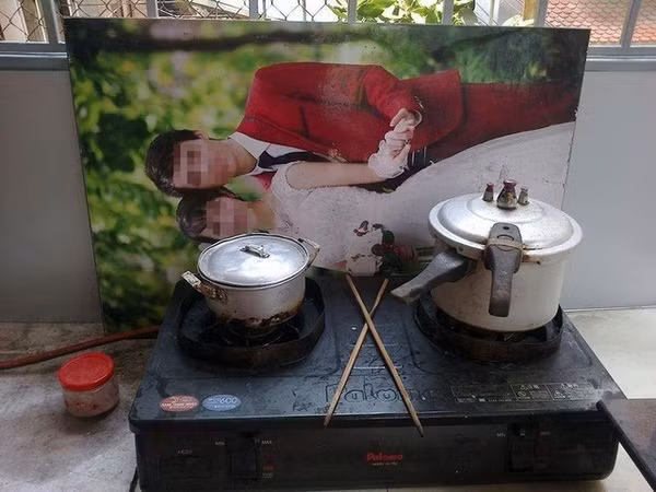 Mới đây, cư dân mạng xã hội đã truy tìm và tổng hợp những bức hình ghi lại cảnh tượng những bức ảnh cưới bị vứt lăn lóc, không được đặt đúng chỗ.