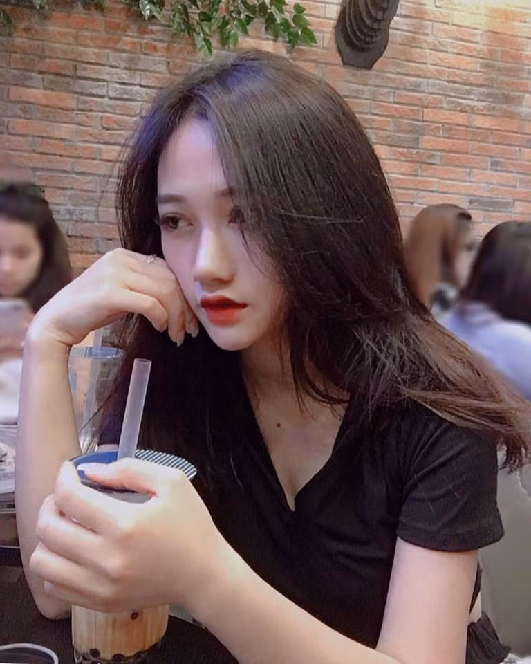 Dưới khá nhiều bình luận hoài nghi về nhan sắc của mình Thảo đã lên tiếng khẳng định bản thân không sử dụng bất kỳ phương thức phẫu thuật nào khác để có được nhan sắc. Cô nàng chia sẻ bản thân chỉ nhấn mí để có đôi mắt cuốn hút hơn.