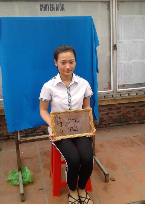 Mới đây trên mạng xã hội đang xôn xao câu chuyện xung quanh màn lột xác của cô bạn Nguyễn Thị Dạ Thảo (sinh năm 1998, Quảng Ninh). Cô bạn này được cho rằng chỉ ở nhà trong vòng 3 năm để "đại tu" nhan sắc của mình.