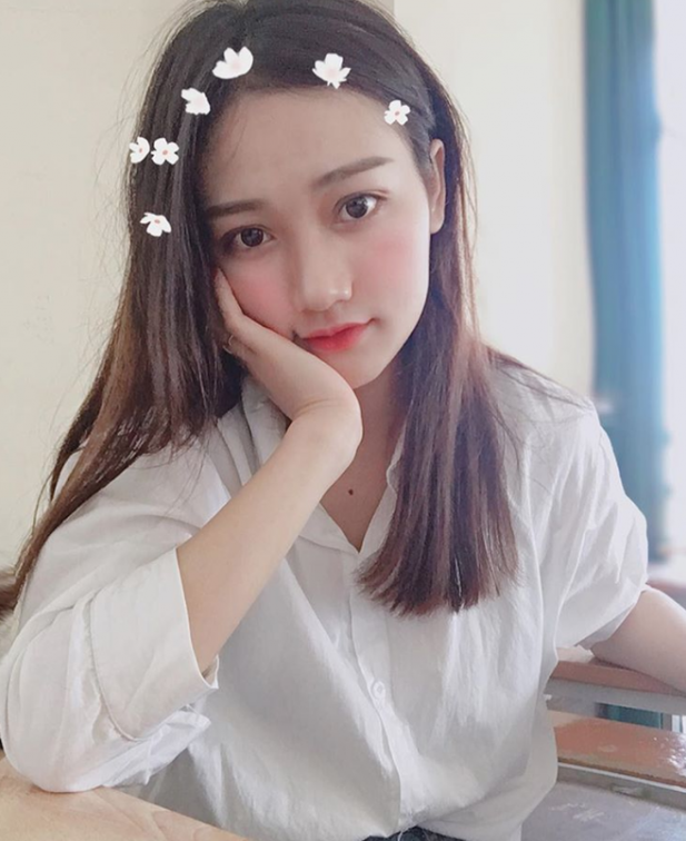 Theo tấm hình đăng kèm bài viết, năm 2015 Dạ Thảo có làn da đen, gương mặt vuông, mũi khá to và đôi mắt gần như một mí. Tuy nhiên, 3 năm sau mọi thứ đã thay đổi hoàn toàn với cô nàng 9X Quảng Ninh này.