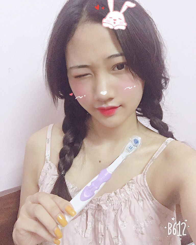 "Chắc cũng giảm cân nên mặt bạn này thon lại nhưng "quạ hóa công" siêu xuất sắc. Tổng thể thay đổi hoàn hảo đến khó tin", một tài khoản hoài nghi về sự thay đổi của cô gái đến từ Quảng Ninh tên Dạ Thảo.