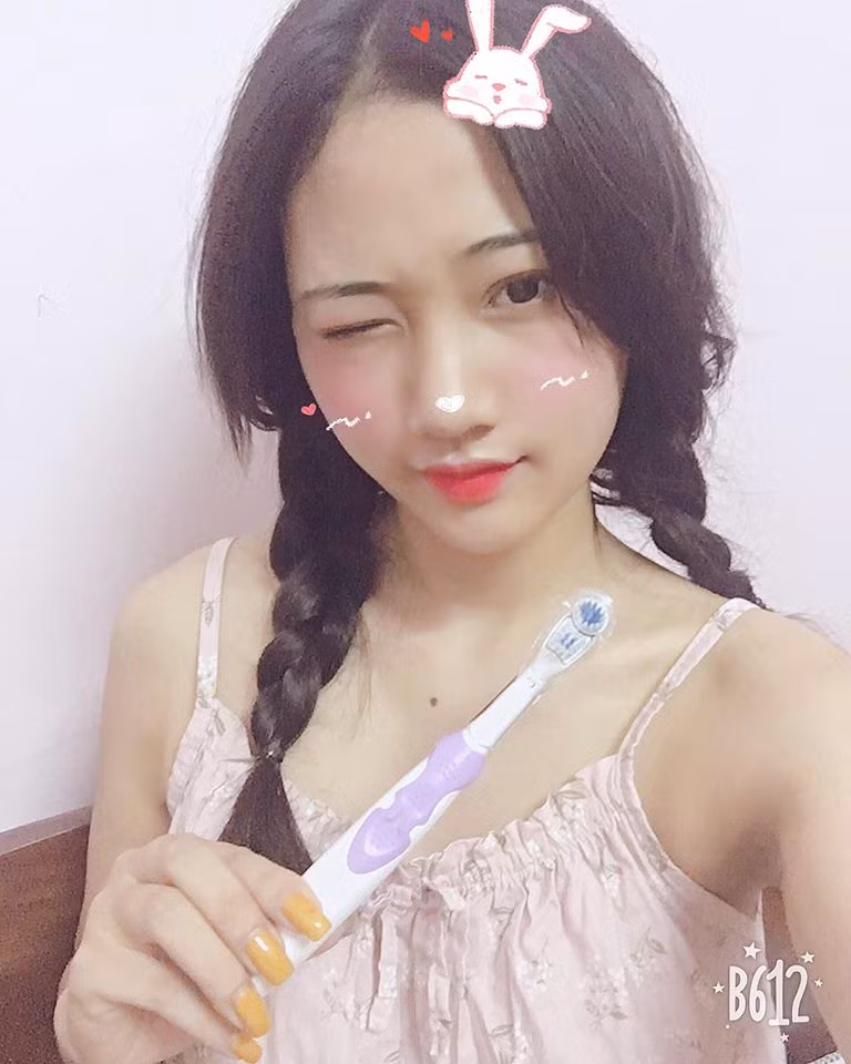 "Chắc cũng giảm cân nên mặt bạn này thon lại nhưng "quạ hóa công" siêu xuất sắc. Tổng thể thay đổi hoàn hảo đến khó tin", một tài khoản hoài nghi về sự thay đổi của cô gái đến từ Quảng Ninh tên Dạ Thảo.