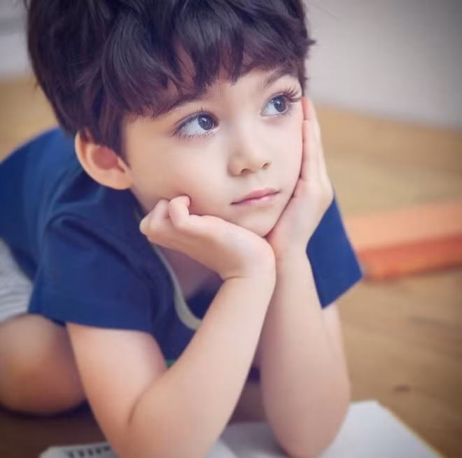 Cũng theo nhiều dân mạng nhận xét, dù còn rất bé song ai cũng thấy tương lai của Cooper hiện lên rạng ngời trên gương mặt điển trai của nhóc tỳ.