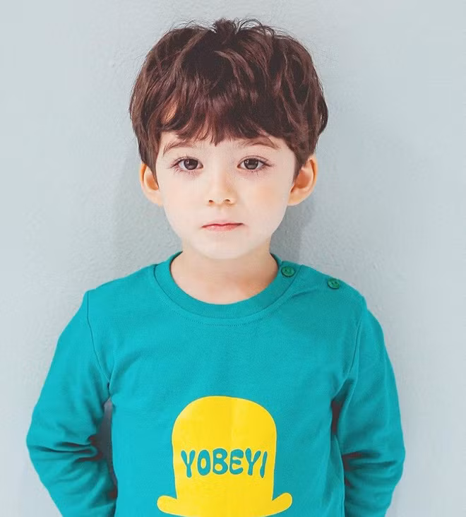 Nhóc tỳ 4 tuổi - Cooper có mẹ là người Hàn Quốc, bố mang quốc tịch Canada. Sự hòa trộn nét đẹp giữa bố và mẹ đã mang đến cho cậu bé một gương mặt cực kỳ hoàn hảo.