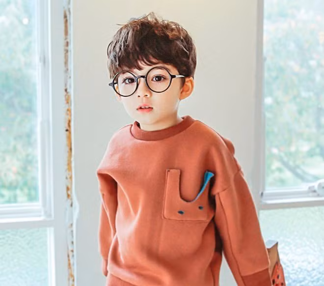 Sơ hữu làn da trắng trẻo ưa nhìn, mái tóc xoăn nhẹ bồng bềnh, Cooper nhanh chóng chinh phục được con mắt khó tính của cư dân mạng.