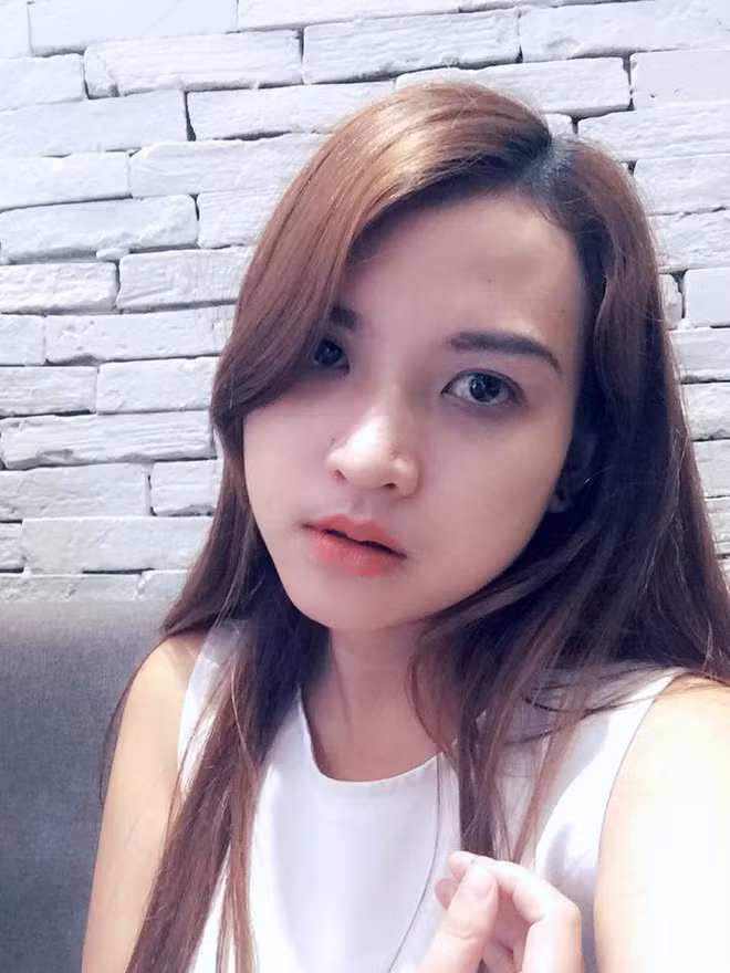 Ngắm nhìn nhan sắc "không chê vào đâu được" của cô gái được cho là ‘tình cũ’ của thủ môn Bùi Tiến Dũng, nhiều dân mạng đã để lại bình luận: "Dù mối quan hệ của 2 nhân vật này chưa rõ ràng nhưng nếu đây là bạn gái của "Dũng soái ca" thật thì cũng xứng đáng thôi bởi họ xứng đôi vừa lứa".