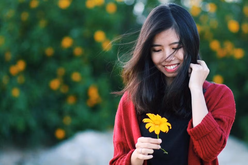 Để đến được Ba Vì hoặc Đà Lạt, các bạn phải trải qua hành trình với rất nhiều khúc cua và lộ trình đường đèo khá dài nên các bạn đi săn hoa dã quỳ nhớ giữ an toàn trên những đoạn đường này,