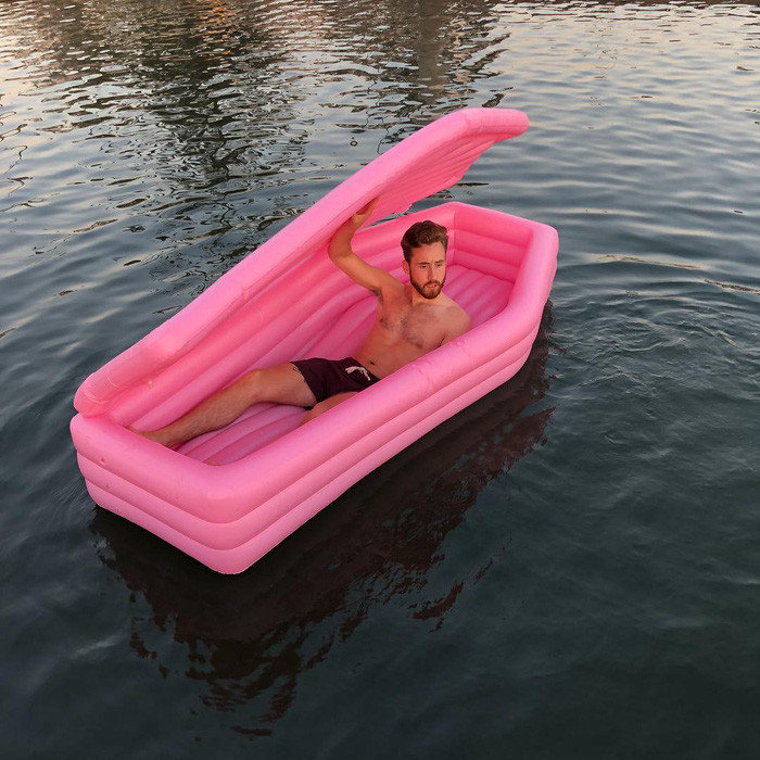 Những chiếc phao với hình thù dễ thương vài năm vừa qua trở thành công cụ sống ảo không thể thiếu của các bạn trẻ trong chuyến du lịch hè. Từ những chú thiên nga đủ màu sắc cho đến những miếng trái cây dễ thương, đã tạo nên cho giới trẻ những bức ảnh khoe đi du lịch cực hot trên MXH.