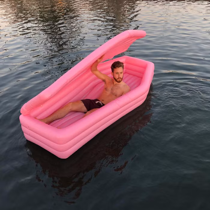 Những chiếc phao với hình thù dễ thương vài năm vừa qua trở thành công cụ sống ảo không thể thiếu của các bạn trẻ trong chuyến du lịch hè. Từ những chú thiên nga đủ màu sắc cho đến những miếng trái cây dễ thương, đã tạo nên cho giới trẻ những bức ảnh khoe đi du lịch cực hot trên MXH.