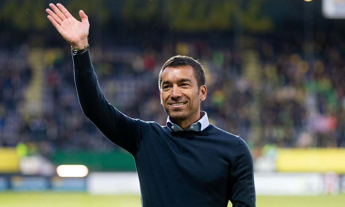 Tờ Mirror gây sốc khi xác nhận, Man City đã nhanh chóng liên hệ với cựu danh thủ Giovanni van Bronckhorst nhằm thay thế Pep Guardiola trong tương lai.