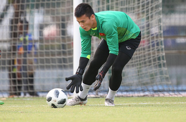 Tuy nhiên, nhìn đi cũng phải nhìn lại, để có được thành tích vô tiền khoáng hậu này, Tiến Dũng cũng phải cám ơn công lao của các hậu vệ và những cầu thủ khác, khi làm tốt nhiệm vụ đánh chặn từ xa.