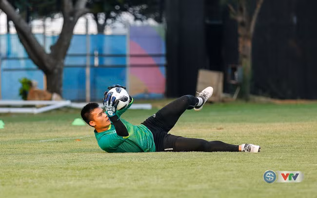 Chưa có thủ môn nào của Việt Nam làm được như "thủ môn quốc dân" Bùi Tiến Dũng khi không để lọt lưới bàn nào kể từ đầu giải đấu với 4 trận trôi qua. Đã 360 phút thi đấu chính thức trôi qua, thủ môn của Olympic Việt Nam chưa phải vào lưới nhặt bóng.