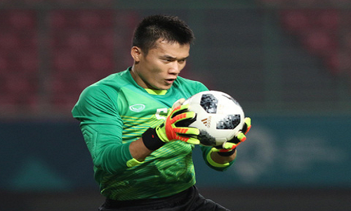 Ở những trận trước Tiến Dũng khá nhàn hạ và phải đến khi gặp Bahrain mới thực sự vất vả, thủ thành 9X này đã có những tình huống ra vào hợp lý để truy cản hết lần này đến lần khác các cơ hội nguy hiểm của đối phương.