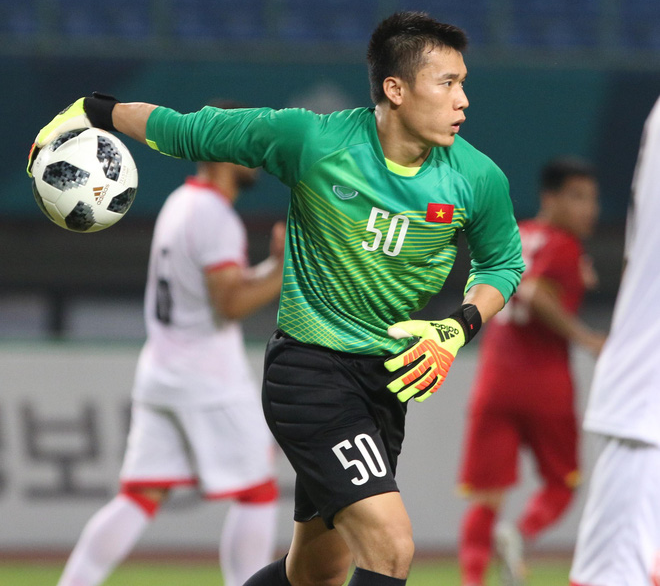 Bùi Tiến Dũng chắc chắn trong khung gỗ, nhưng phía trên anh các đồng đội như Duy Mạnh, Tiến Dũng, Đình Trọng cũng làm tốt nhiệm vụ phòng ngự khiến cho NHM nước nhà cảm thấy vô cùng yên tâm và cảm ơn HLV Park Hang Seo đã tìm ra viên ngọc quý này.