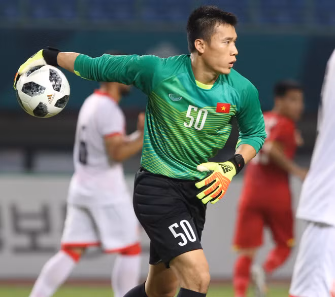 Bùi Tiến Dũng chắc chắn trong khung gỗ, nhưng phía trên anh các đồng đội như Duy Mạnh, Tiến Dũng, Đình Trọng cũng làm tốt nhiệm vụ phòng ngự khiến cho NHM nước nhà cảm thấy vô cùng yên tâm và cảm ơn HLV Park Hang Seo đã tìm ra viên ngọc quý này.
