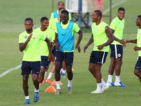 HLV trưởng của Curacao không muốn các phóng viên vào khu vực tập luyện và đề nghị tất cả đi lên mô đất kế bên để tác nghiệp cho thuận tiện