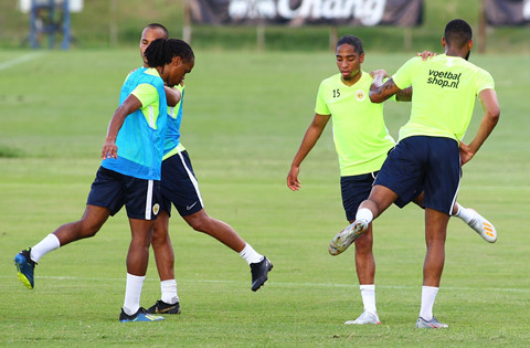 Trong buổi tập trước khi đối đầu với ĐTQG Việt Nam, các cầu thủ Curacao khởi động rất lâu bằng các bài tập nhẹ trước khi tập chiến thuật.