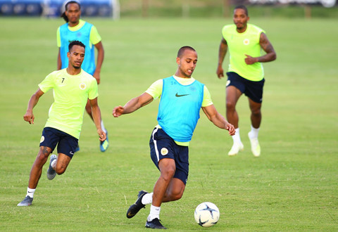 Các cầu thủ Caracao dành 30 phút cuối để cho các cầu thủ chưa thi đấu chia nhóm đá đối kháng.