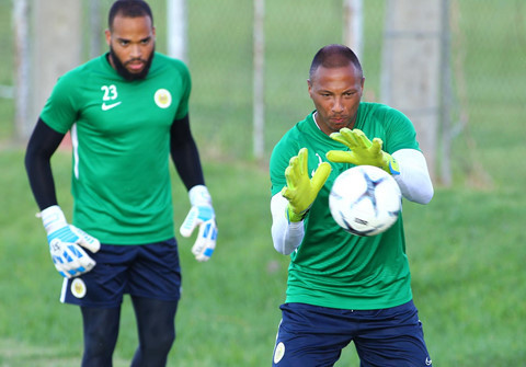 Trong khi HLV Park Hang-seo duy trì các buổi tập kín ở một sân vận động cách đó 4 km, thì ĐTQG Curacao tập quanh khu vực chỉ có hàng rào B40 bao quanh.