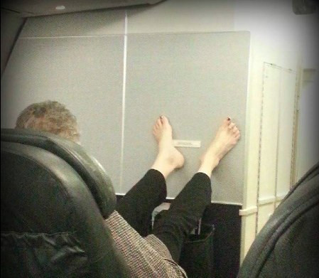 "Đi máy bay lại gặp chị hôi chân, cuộc đời em nó bấp bênh quá!", đây là dòng cảm xúc đăng kèm với hình ảnh.