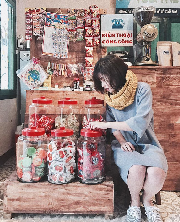 Mang phong cách vintage cổ điển, tiệm cà phê Cô Bông là tổ hợp của các tông màu rực rỡ như vàng, cam, nâu, đỏ được kết hợp hài hòa, không dư thừa cũng không nhàm chán.