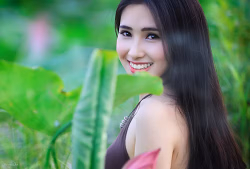 Với tiêu chí chớp lấy những khoảnh khắc tuyệt đẹp của hoa sen đầu mùa và lưu giữ nét thanh xuân của mình, nữ sinh đến từ Bắc Giang đã cộng tác cùng nhiếp ảnh gia kì cựu Thanh Tâm thực hiện một bộ ảnh sen đặc sắc.